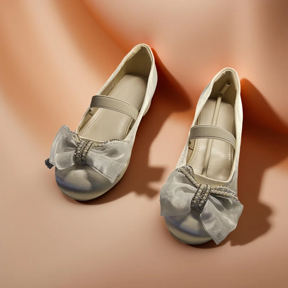 NWOT Girls Size 4 Charming Kids Dress Shoes with Bow Accent Cream Colored